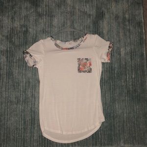 White t-short with floral lining